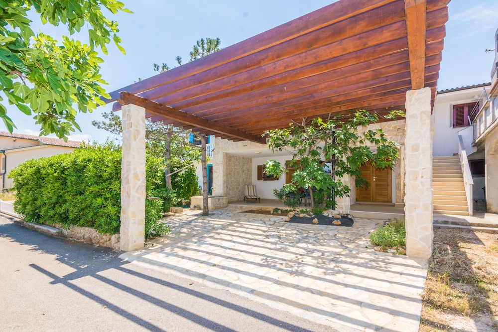 Apartments Malcic — 4-Star Luxury Hotel in Vir, Croatia