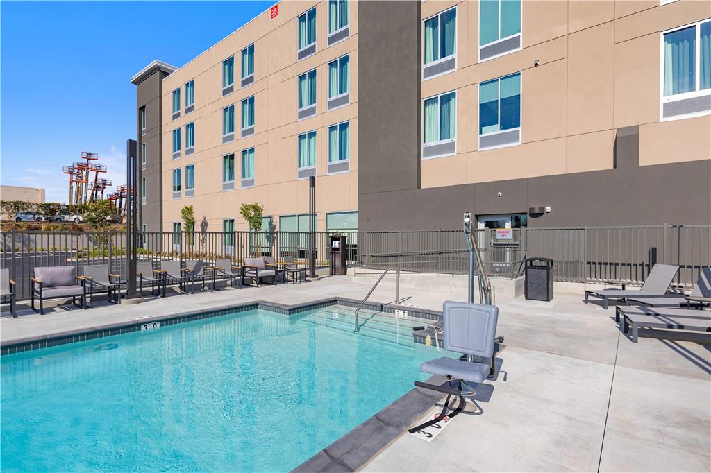 La Quinta Inn & Suites by Wyndham La Habra - photo 22