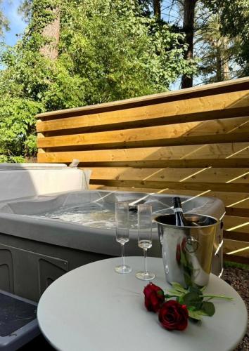 Ceridwen 6 Hot Tub Luxury Pets Perthshire Romantic Dundee in Perth, United Kingdom