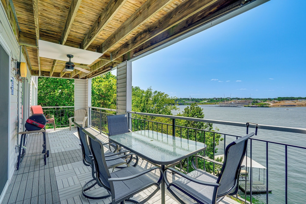 Waterfront Gem w Balcony & Views in Osage Beach — 4-Star Luxury Hotel in Osage Beach, United States