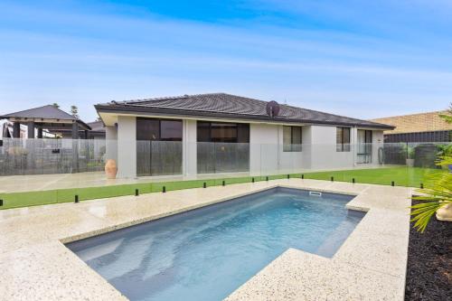 Coastal Retreat with Pool Alfresco & Family Comfo - last minute hotel in Secret Harbour