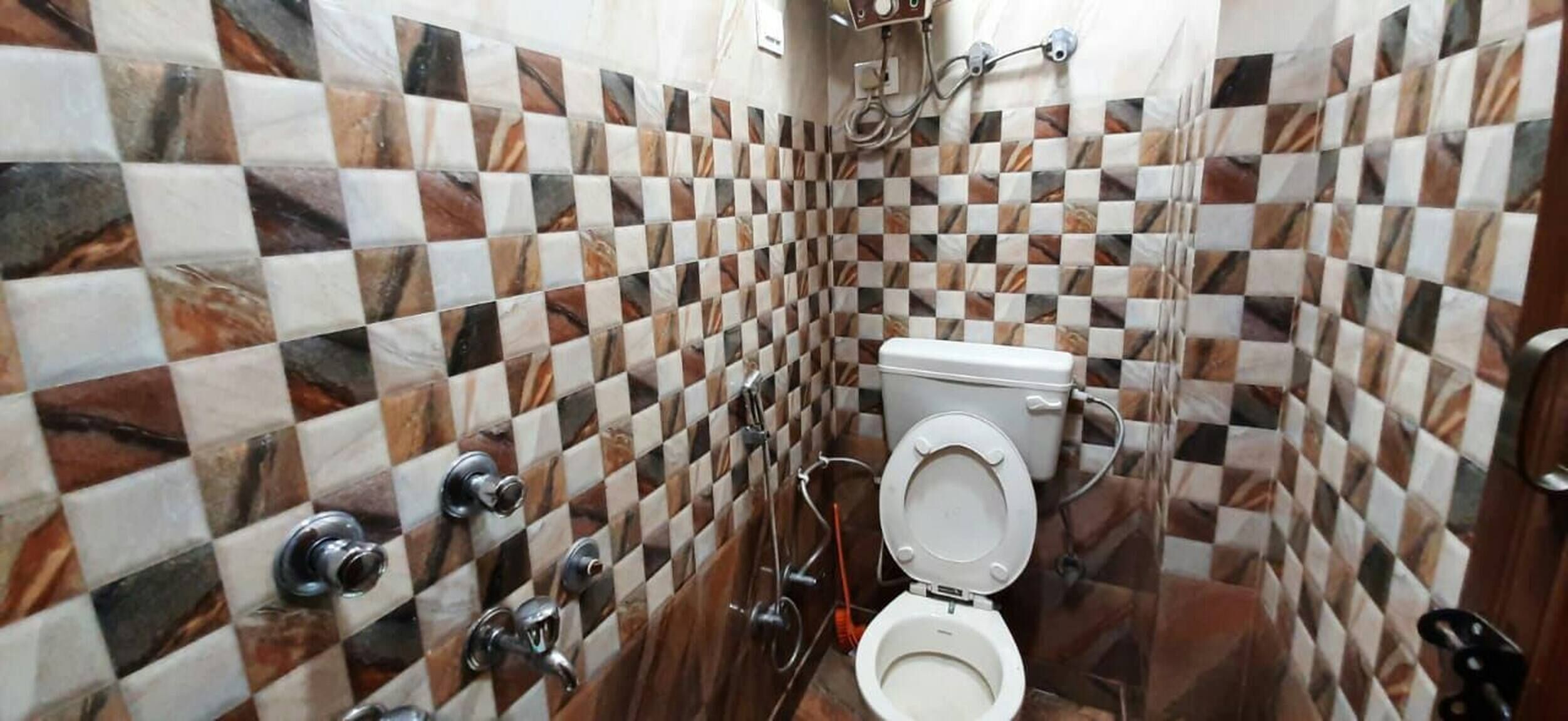 Room in Guest Room Posh Foreigners Place couples Allowed Lajpat Nagar