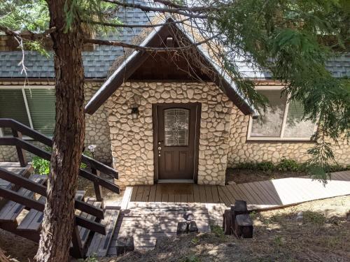 The Grey Haven Secluded home in the woods — 4-Star Luxury Hotel in Lake Arrowhead, United States