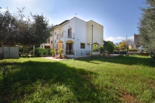 Casa Carini Villa Vacanze Sul Mare Con Piscina Idromassaggio — 4-Star Luxury Hotel in Carini, Italy