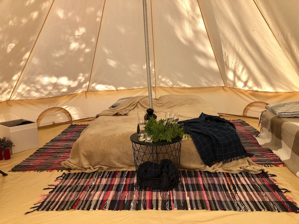 Glamping Vezzika — hotel in Volkhov