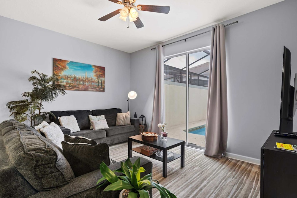 Spacious 4BR Townhome With Pool at Storey Lake - photo 16