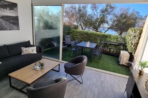 Le Neuburg Sur la Plage Vue Mer Climatisation Piscine Parking in Sete, France