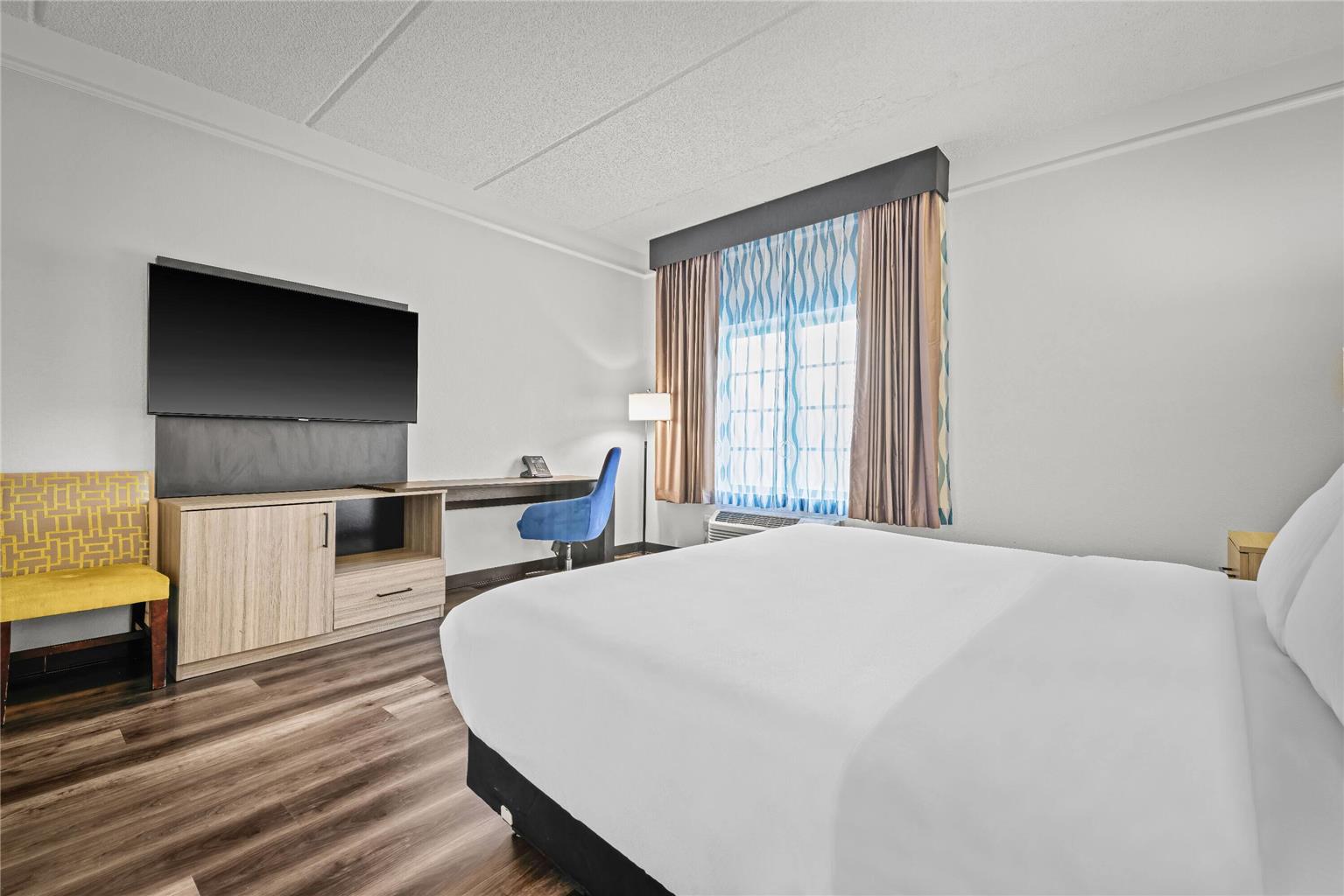 La Quinta Inn & Suites by Wyndham Miami Airport West - photo 24
