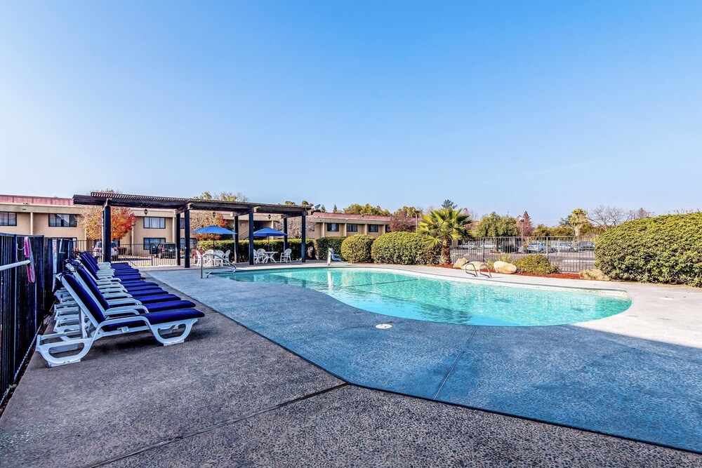 Rodeway Inn & Suites Fresno - photo 36