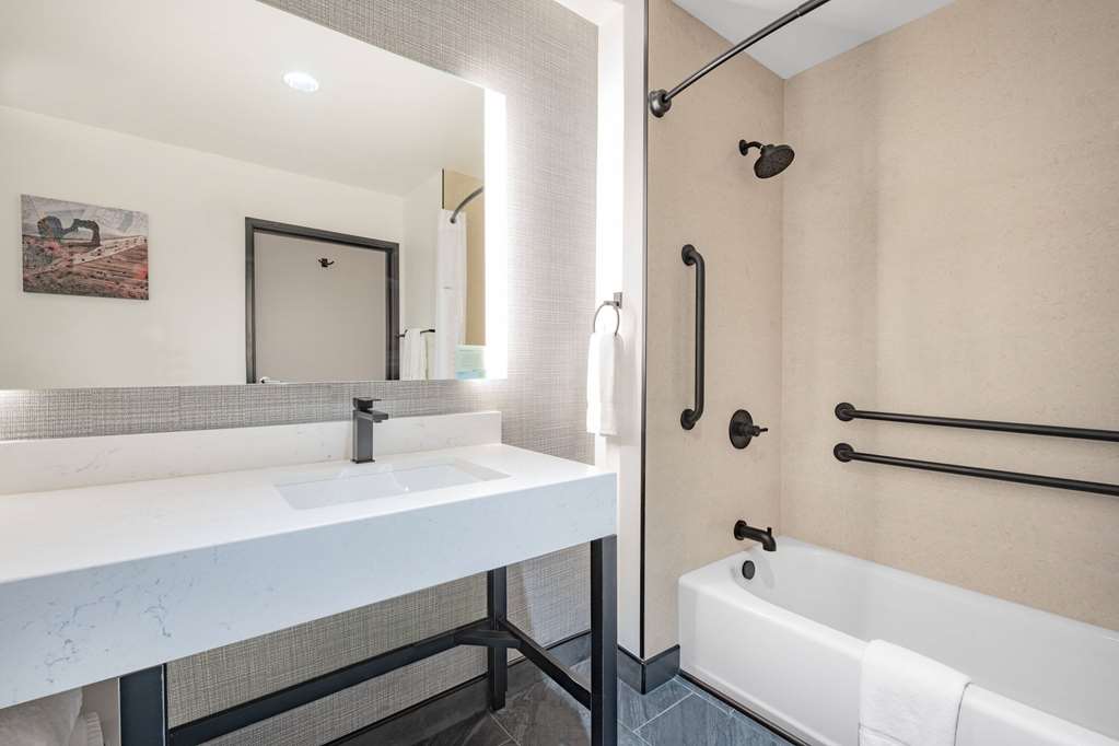 La Quinta Inn & Suites by Wyndham Yucaipa - photo 7