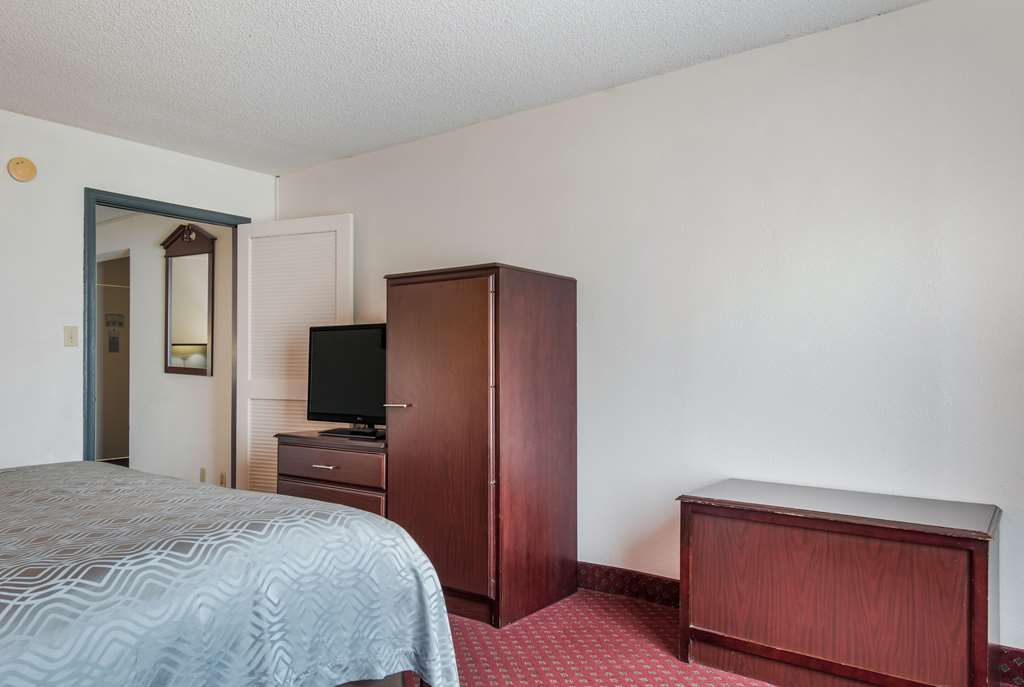 Econo Lodge Inn & Suites Chambersburg Central - photo 21