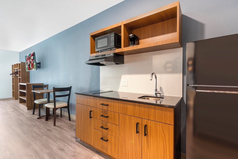HomeTowne Studios by Red Roof Tampa Airport - photo 14