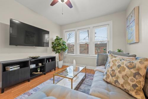 2 Story Stay with Game Lounge & Free Parking Spots 5 mins to NYC Train — 4-Star Luxury Hotel in Linden, United States