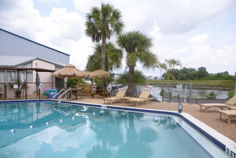 Kon Tiki Inn - photo 39