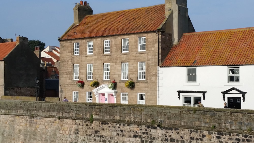 The Walls B&B — 5-Star Luxury Hotel in Berwick-Upon-Tweed, United Kingdom