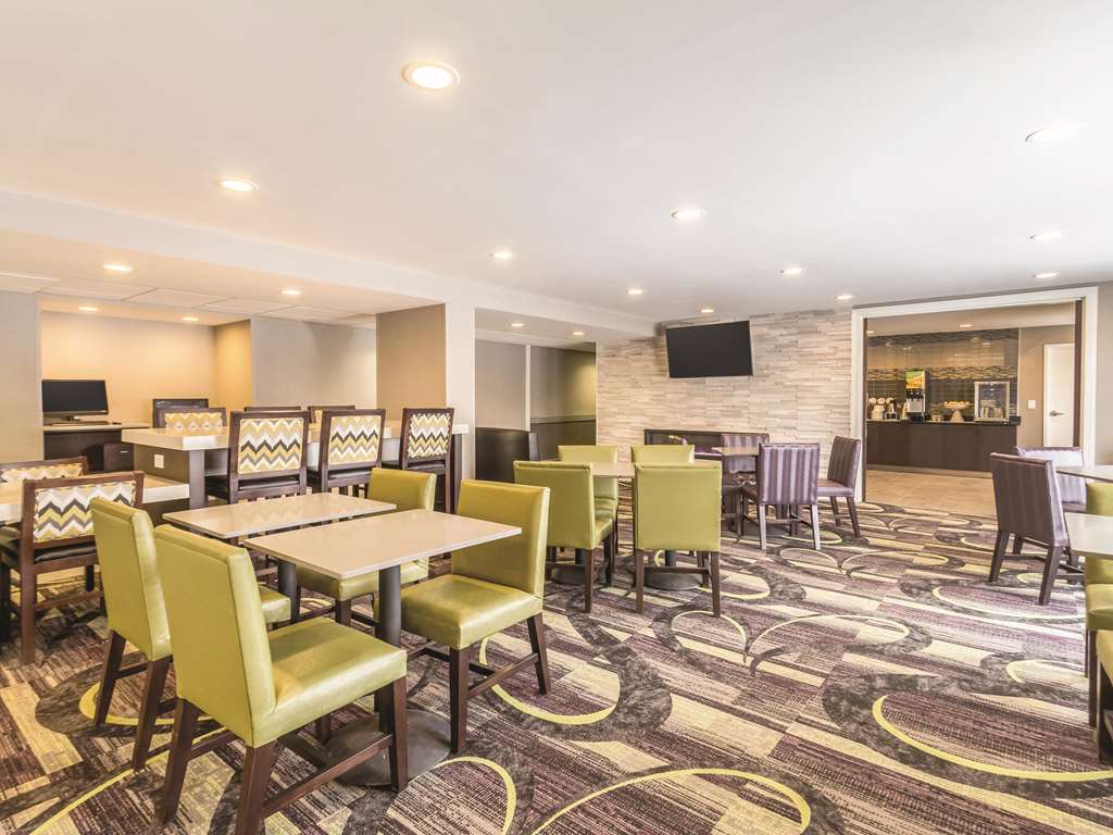 La Quinta Inn & Suites by Wyndham Cleveland Airport North - photo 37