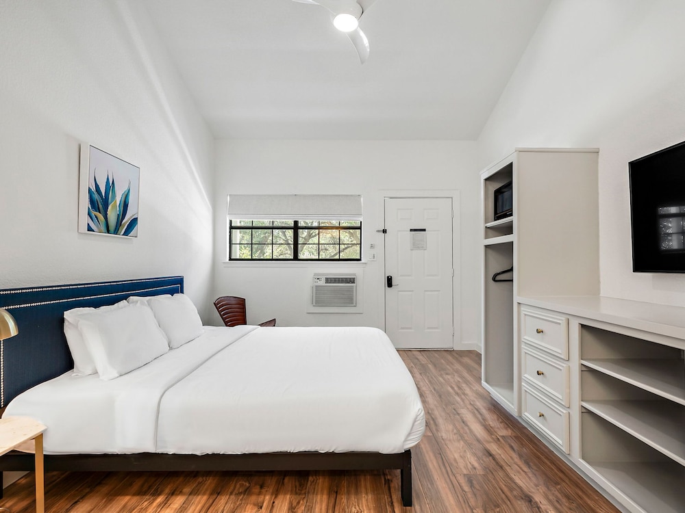 The Claire Hotel - photo 24