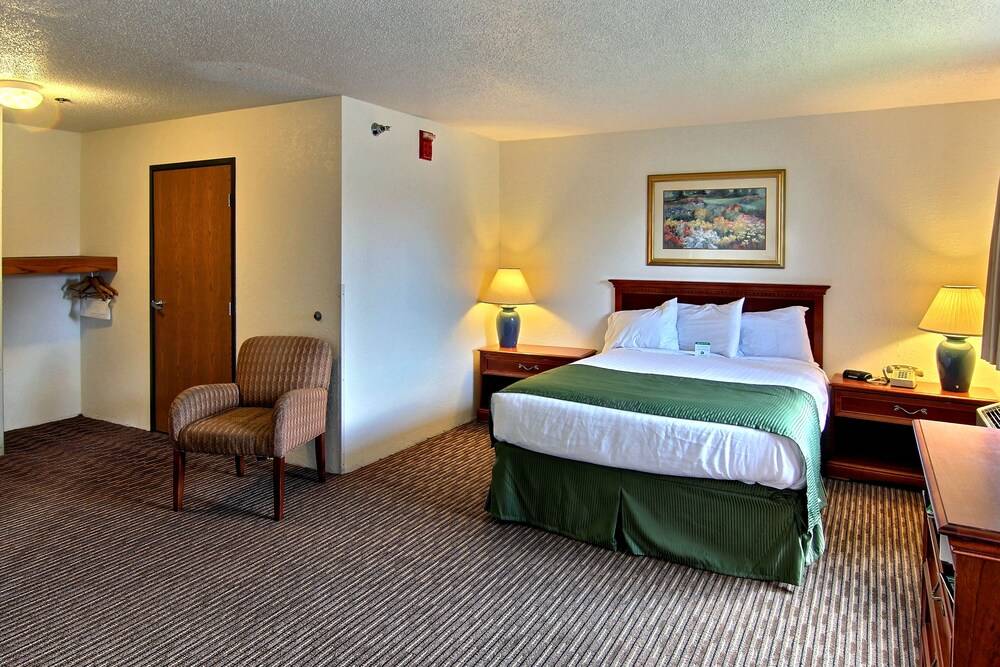 Days Inn & Suites by Wyndham Traverse City - photo 11