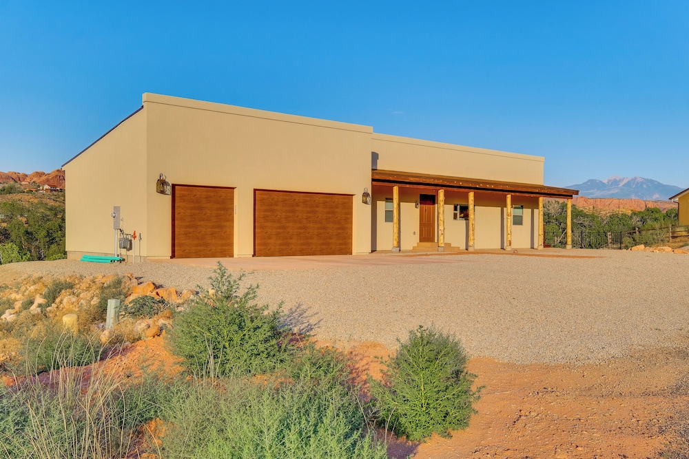 5 Mi to Arches NP Canyon View Hideaway with Deck in Moab, United States