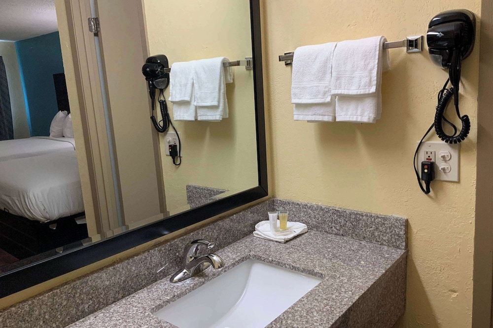 Days Inn by Wyndham Troy IL - photo 8