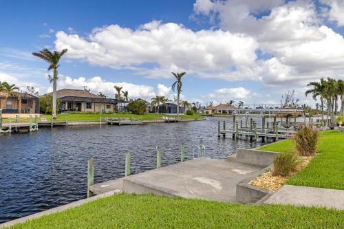 Villa Sunny Fully remodeled pet friendly electric heated pool home on Gulf access canal SWFL Rentals — 4-Star Luxury Hotel in Cape Coral, United States