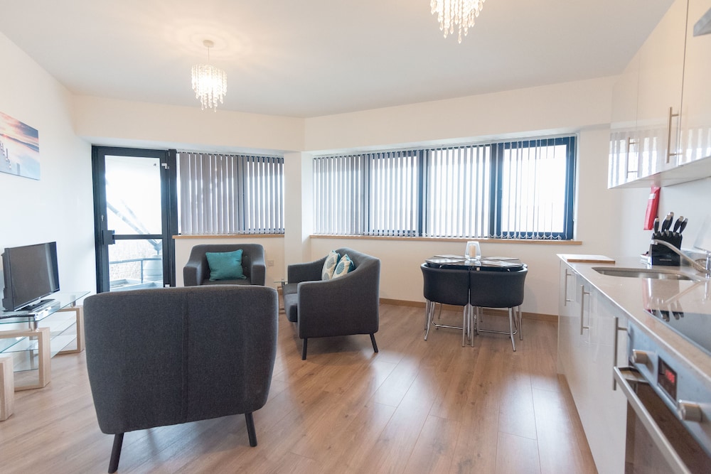 Comfortable 2BR Swindon Long Stay — 4-Star Luxury Hotel in Swindon, United Kingdom