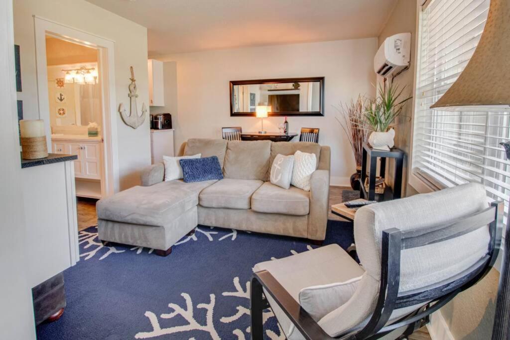 107 Waterfront Walk To Beach Lovely — 4-Star Luxury Hotel in Treasure Island, United States