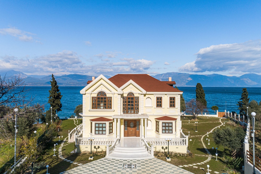 Villa Filoxenia by the sea up to 12 guests — 4-Star Luxury Hotel in Patra, Greece