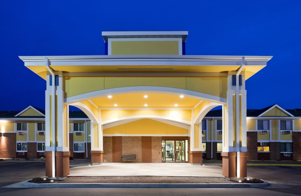 Fargo Inn and Suites - photo 33