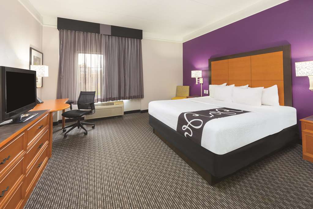 La Quinta Inn & Suites by Wyndham St. Louis Westport - photo 14