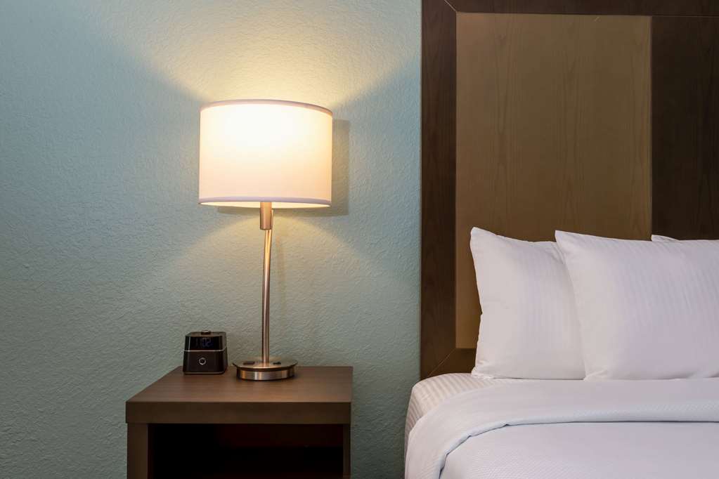 La Quinta Inn and Suites by Wyndham Jonesboro - photo 30