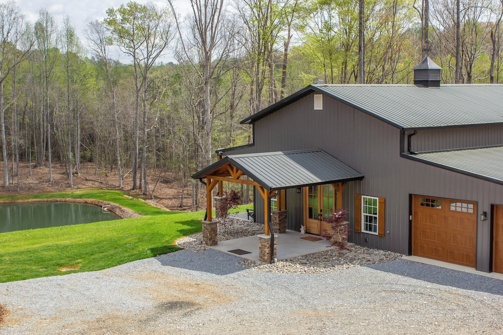 Family friendly Barndominium Near Greenville — hotel in Easley