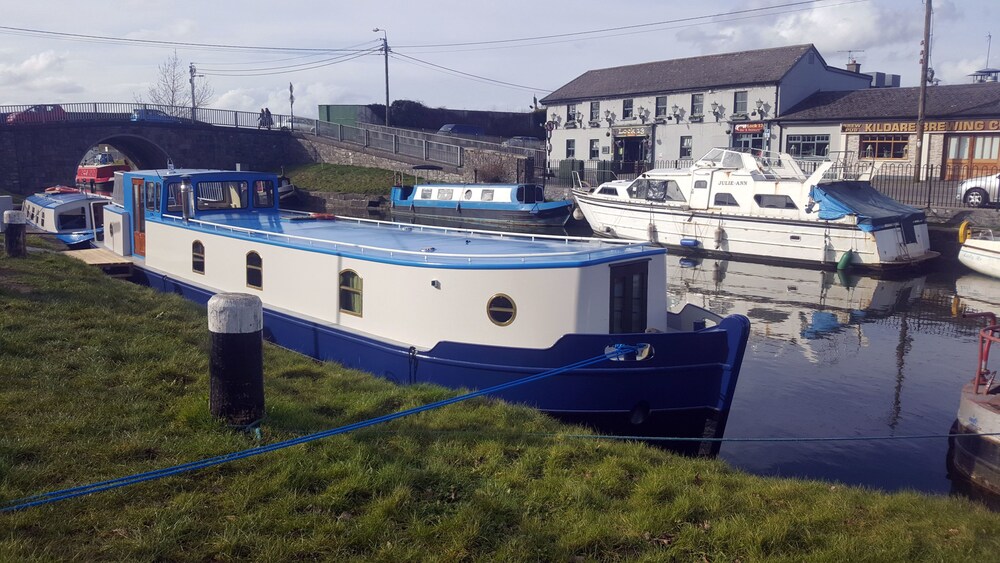 Roisin Dubh Houseboat — 5-Star Luxury Hotel in Sallins, Republic of Ireland