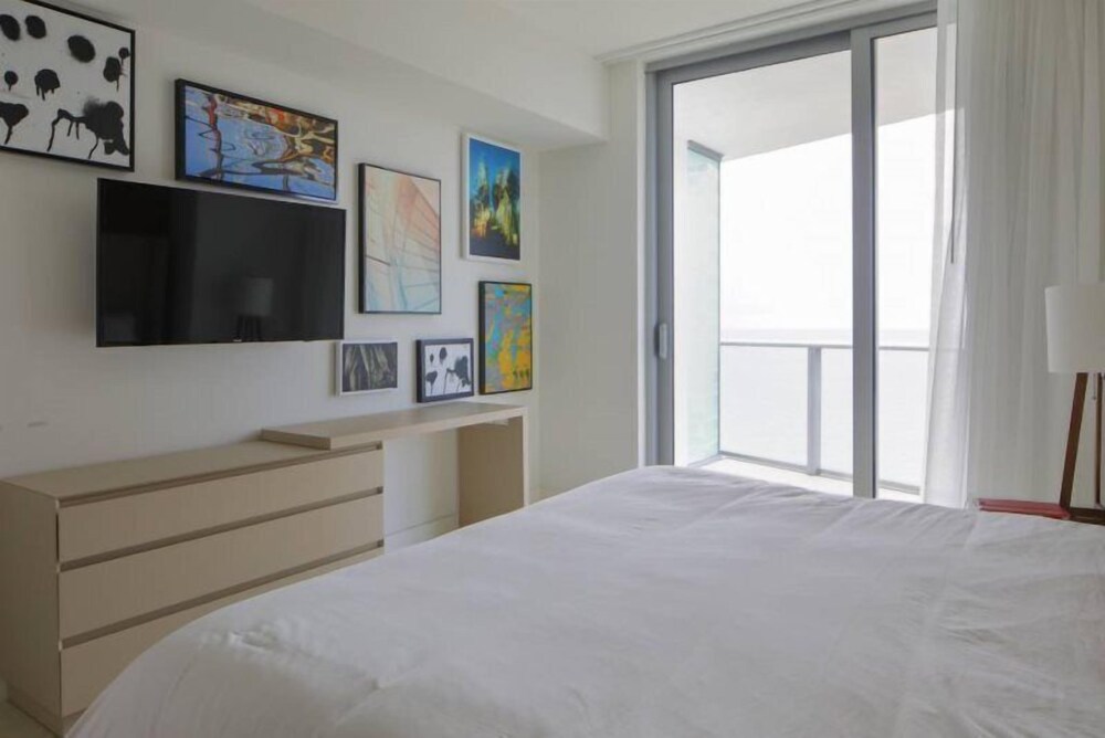 Best Ocean & Bay Views 2 Bed 2 Bath @ Hyde Resort - photo 2