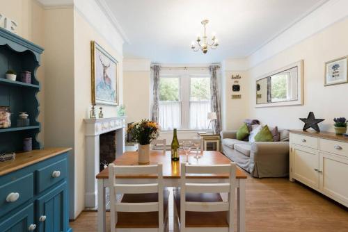Bikki Apartments 2 Bed Free Parking Own Entrance — 4-Star Luxury Hotel in Harrow, United Kingdom