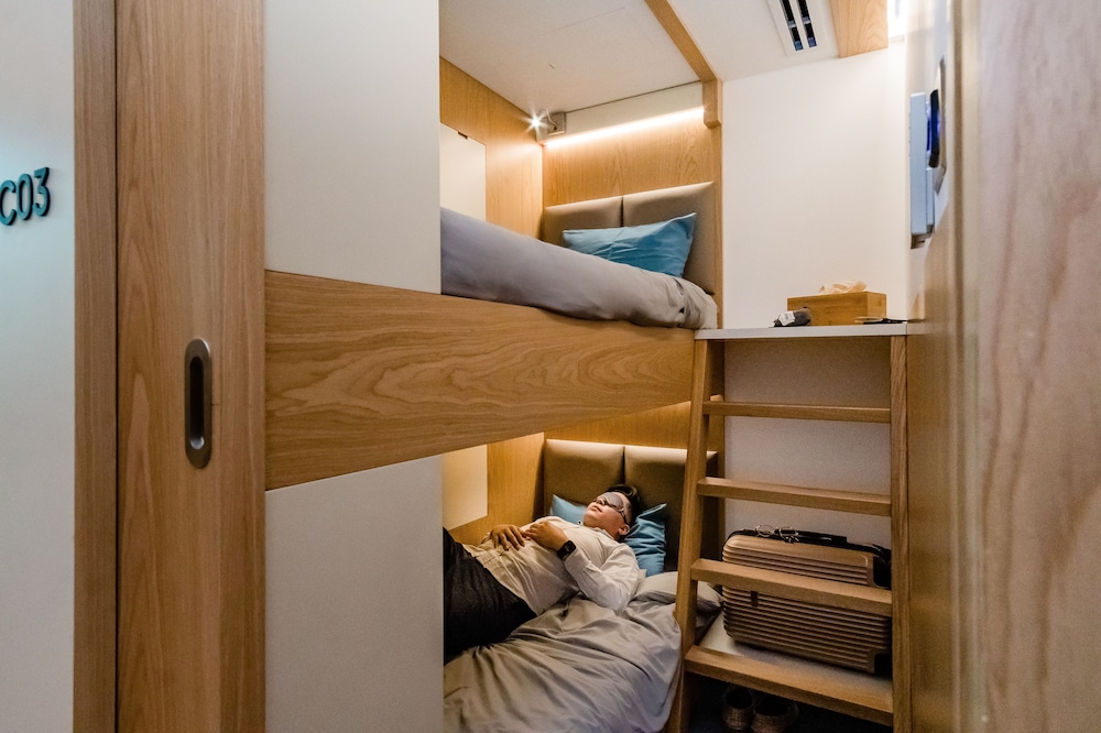 Sleepover Doha North Node Gate C30 - last minute hotel in Doha