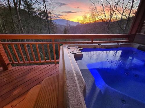Cozy Log Cabin With Mountain Views Hot Tub And Game Room — 4-Star Luxury Hotel in Gatlinburg, United States