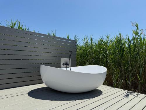 Seehütte Schilfhaus inklusive E Boot am Neusiedler See in Rust, Austria