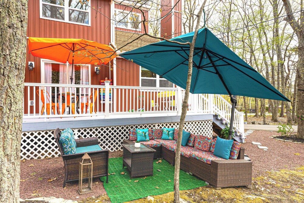 Deck Fire Pit And Pool Access at Poconos Retreat - photo 25