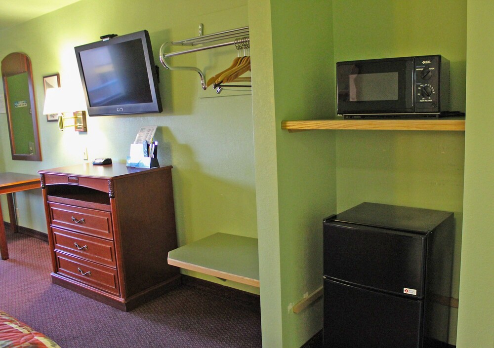 America's Best Inn & Suites Hawthorne - photo 12