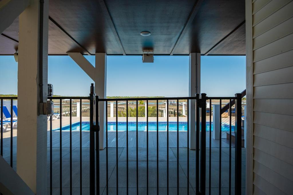 Golden Hour by Oak Island Accommodations - photo 10
