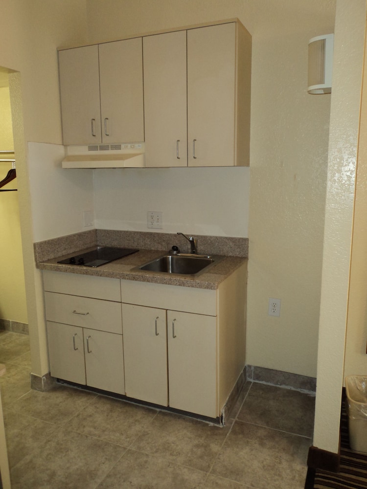 Super 8 by Wyndham Aberdeen Southern Pines - photo 16