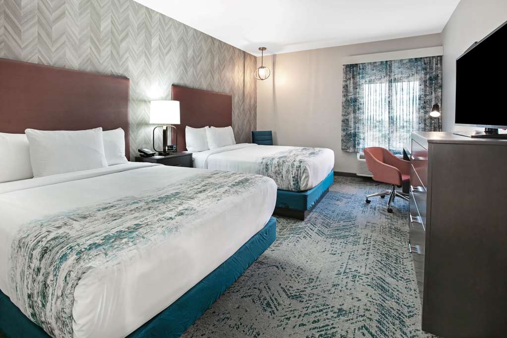 La Quinta Inn & Suites by Wyndham DFW West Glade Parks - photo 13