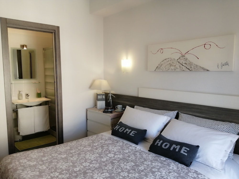 B&B Carolina Napoli Vomero — 4-Star Luxury Hotel in Naples, Italy