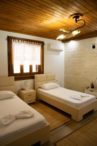 Eni entire guesthouse parking on site — Berat — photo 3