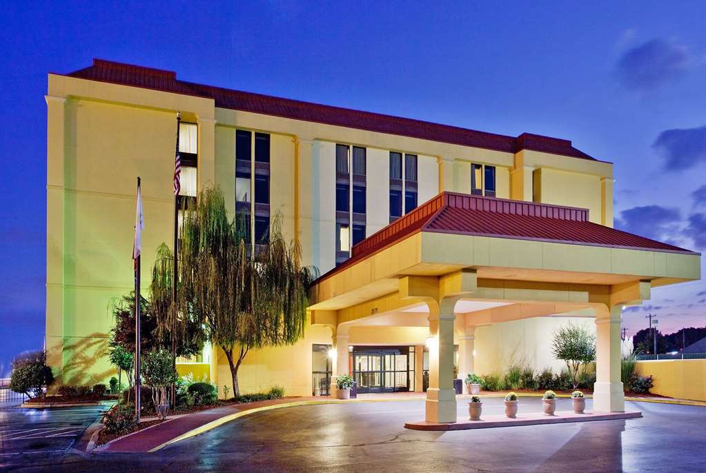 La Quinta Inn & Suites by Wyndham Memphis Airport Graceland - photo 2