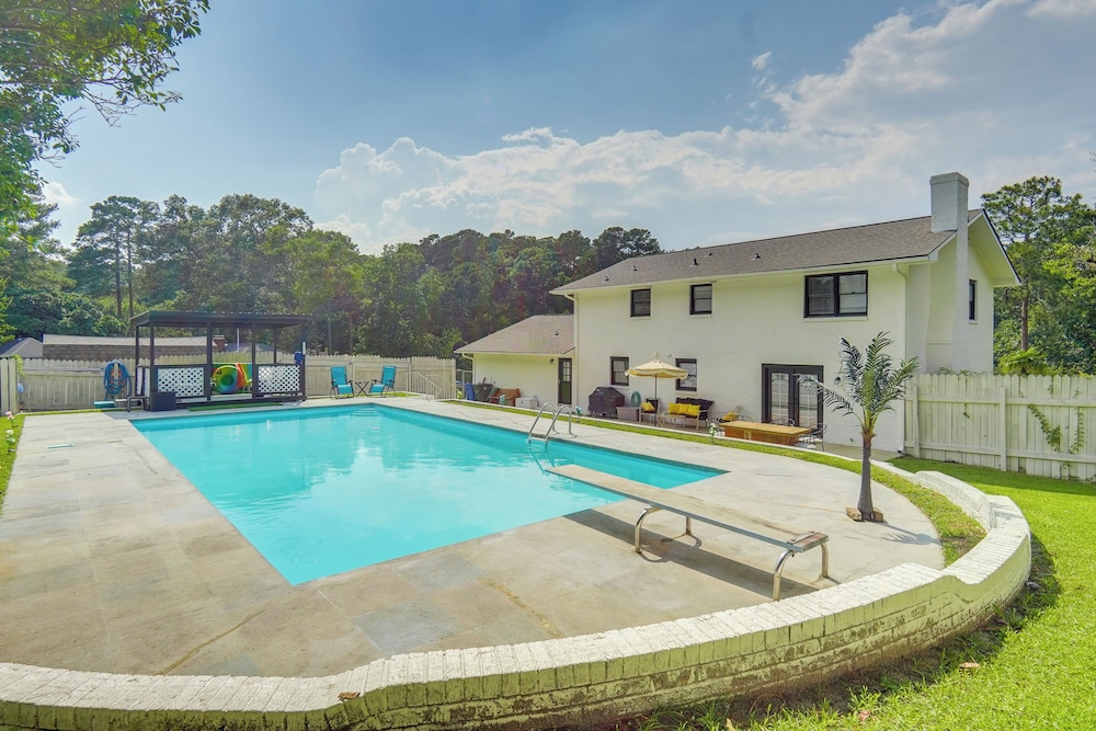 Pool & Game Room: Family Retreat in Fayetteville in Fayetteville, United States