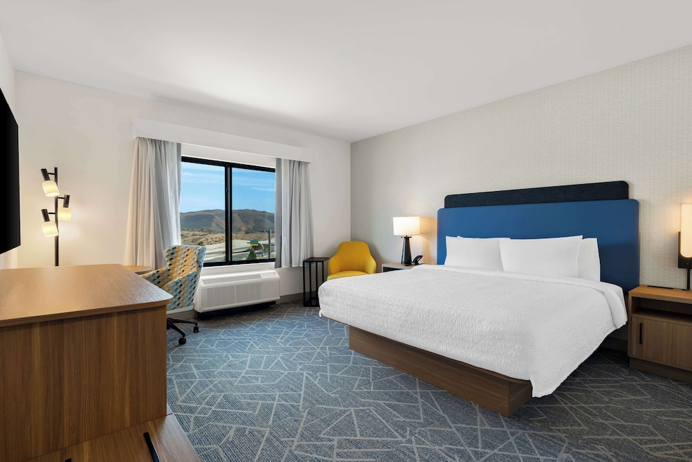 Hampton Inn & Suites by Hilton Corona - photo 11