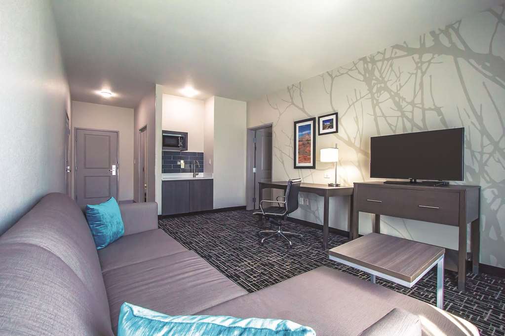 La Quinta Inn & Suites by Wyndham Pampa - photo 55
