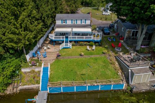 Sun Fun and Wine ta in Dundee, United States